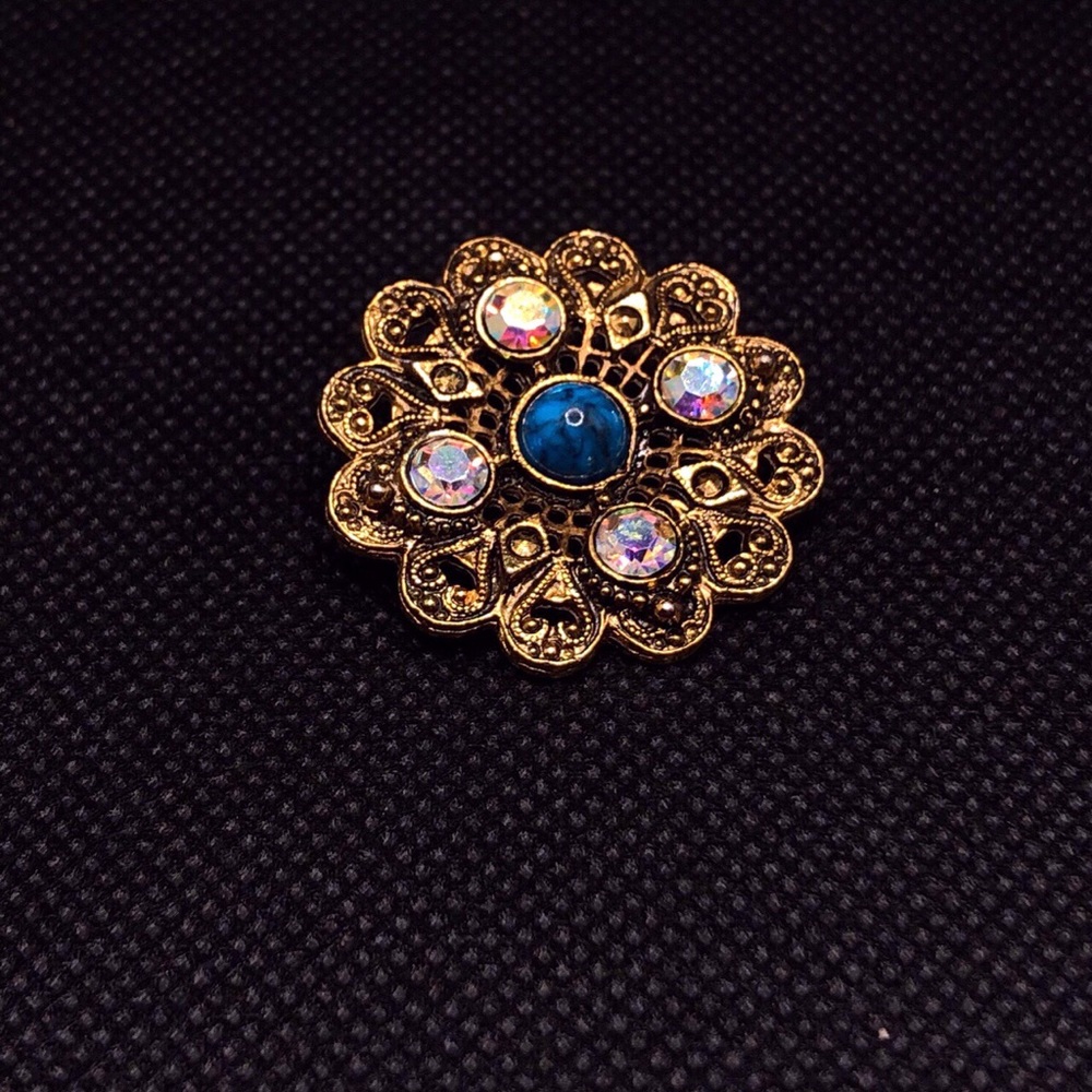 Vintage 60s golden filigree brooch